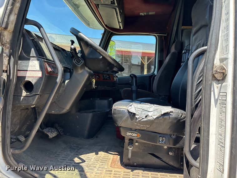 image for item EM5110 1998 Volvo VN semi truck