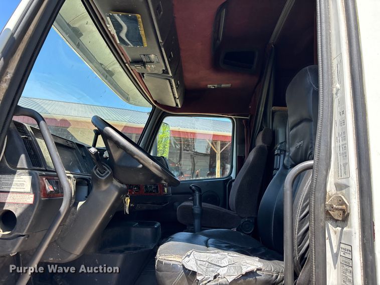 image for item EM5110 1998 Volvo VN semi truck