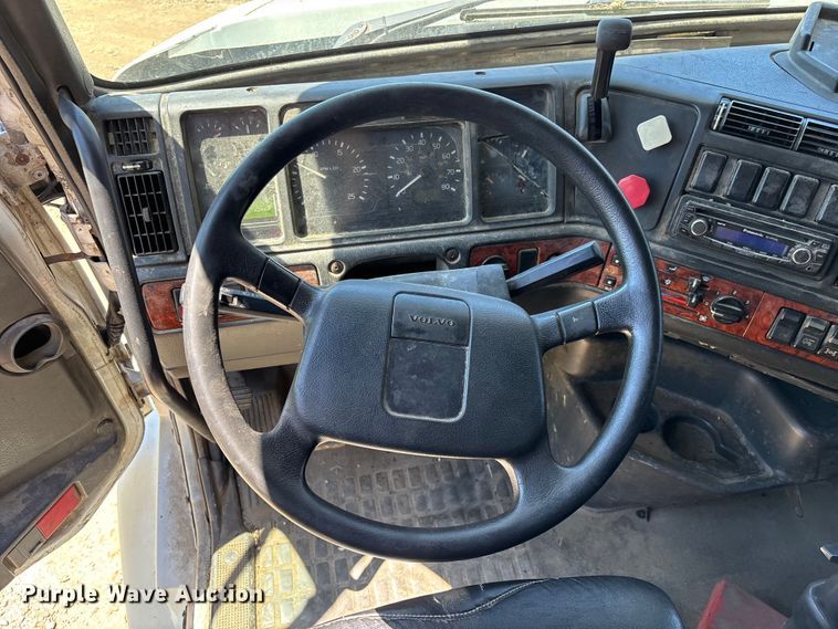 image for item EM5110 1998 Volvo VN semi truck