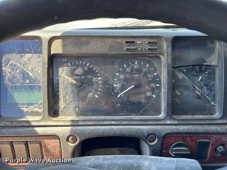 image for item EM5110 1998 Volvo VN semi truck
