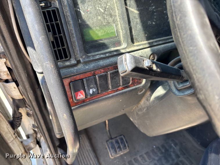 image for item EM5110 1998 Volvo VN semi truck