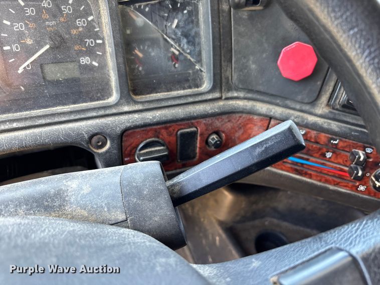 image for item EM5110 1998 Volvo VN semi truck