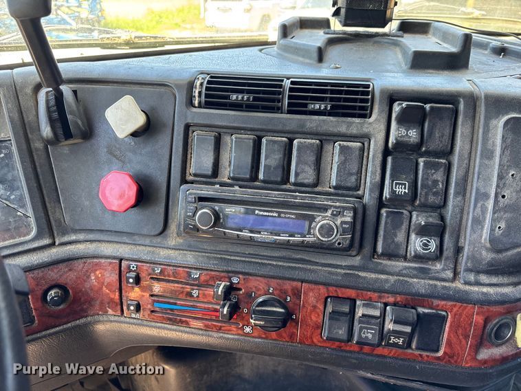 image for item EM5110 1998 Volvo VN semi truck