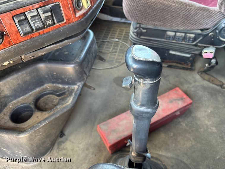 image for item EM5110 1998 Volvo VN semi truck