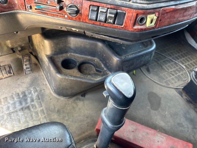 image for item EM5110 1998 Volvo VN semi truck