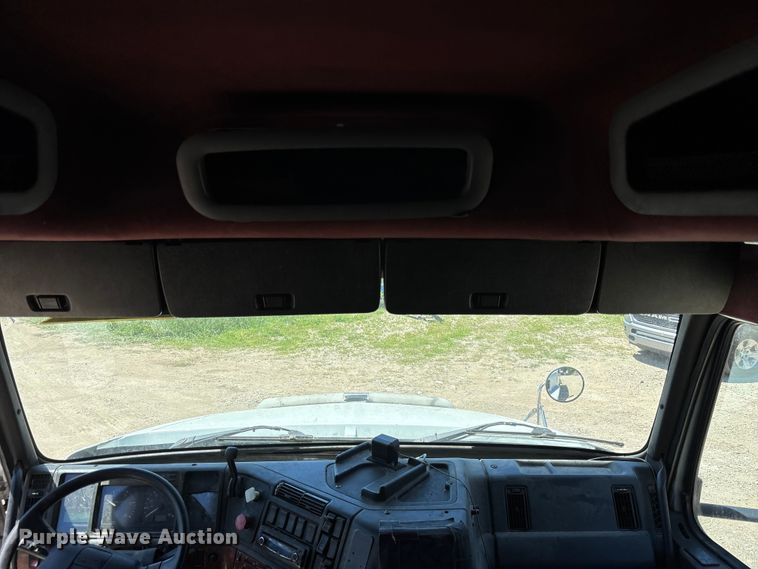 image for item EM5110 1998 Volvo VN semi truck