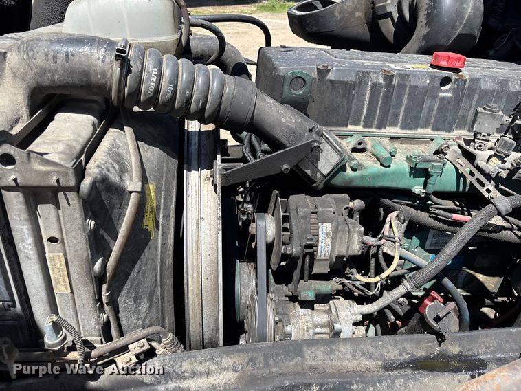 image for item EM5110 1998 Volvo VN semi truck