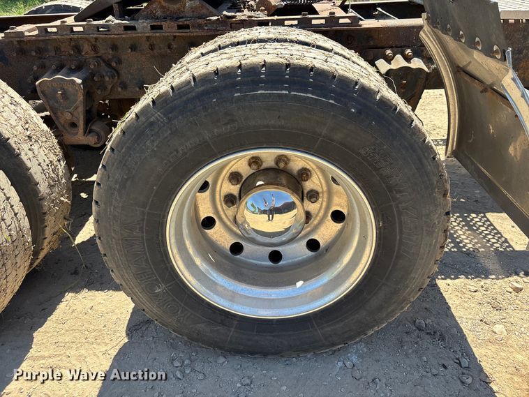 image for item EM5110 1998 Volvo VN semi truck
