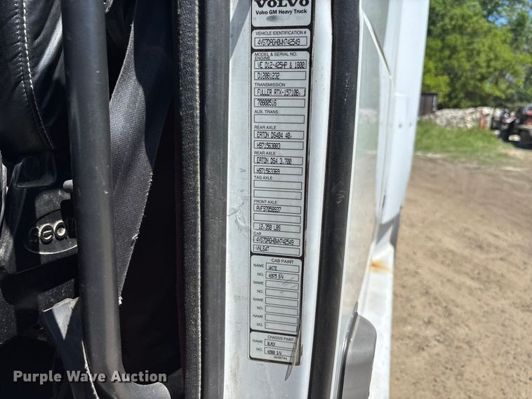 image for item EM5110 1998 Volvo VN semi truck