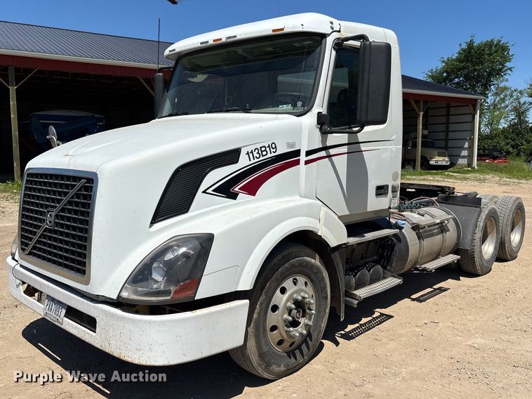 image for item EM5112 2011 Volvo VNL semi truck