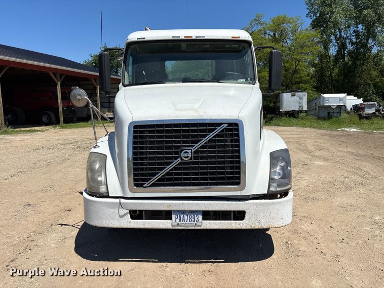 image for item EM5112 2011 Volvo VNL semi truck