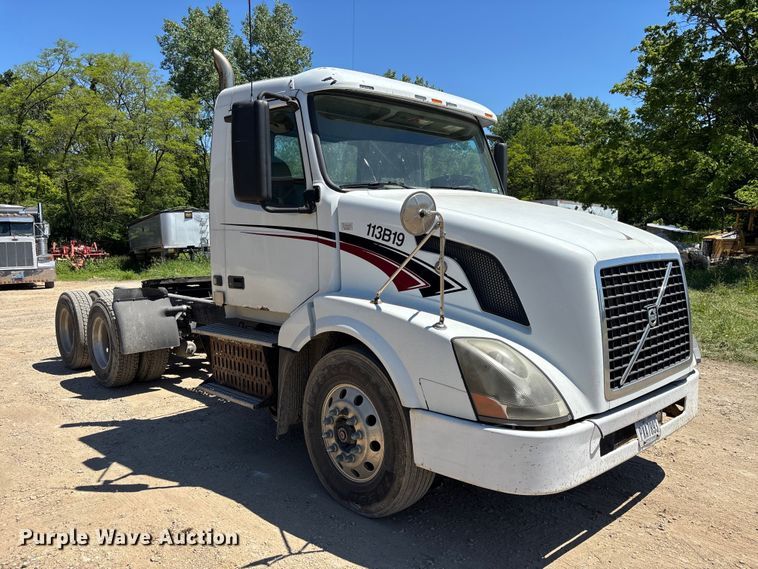 image for item EM5112 2011 Volvo VNL semi truck