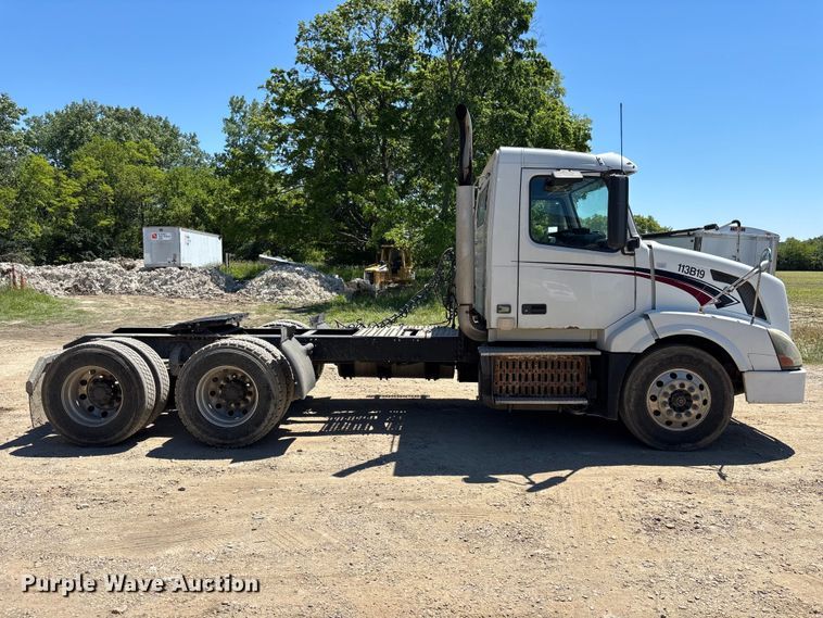 image for item EM5112 2011 Volvo VNL semi truck