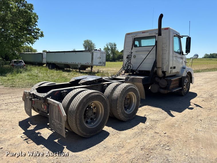 image for item EM5112 2011 Volvo VNL semi truck