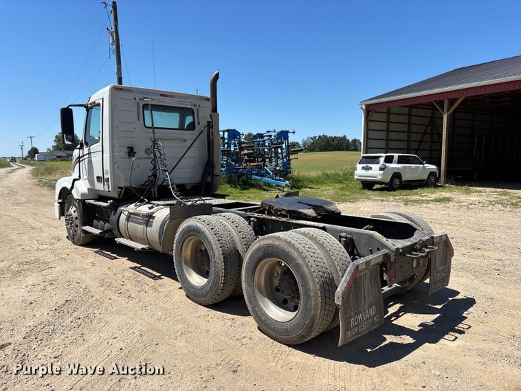 image for item EM5112 2011 Volvo VNL semi truck