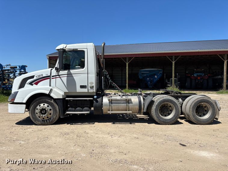 image for item EM5112 2011 Volvo VNL semi truck