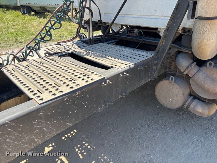 image for item EM5112 2011 Volvo VNL semi truck