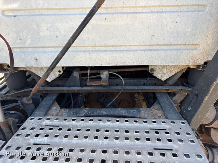 image for item EM5112 2011 Volvo VNL semi truck