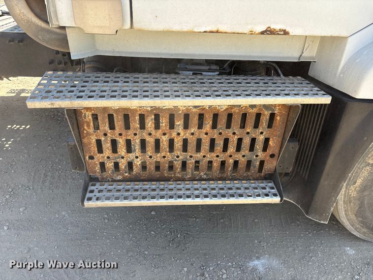 image for item EM5112 2011 Volvo VNL semi truck