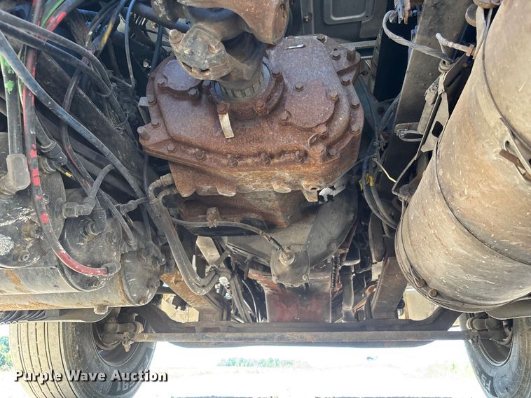 image for item EM5112 2011 Volvo VNL semi truck