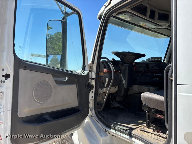 image for item EM5112 2011 Volvo VNL semi truck