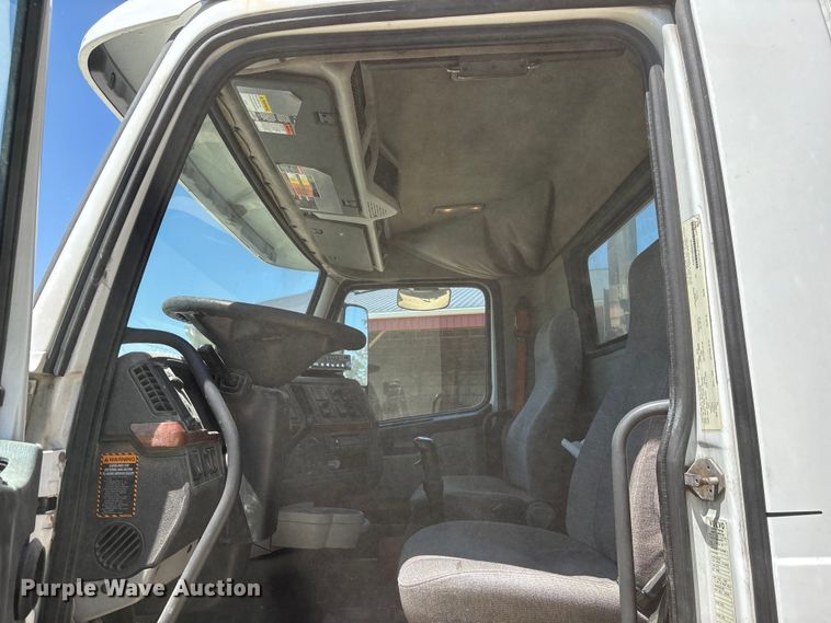 image for item EM5112 2011 Volvo VNL semi truck
