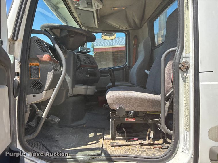 image for item EM5112 2011 Volvo VNL semi truck