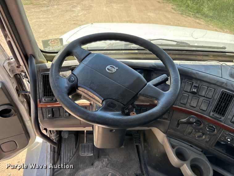 image for item EM5112 2011 Volvo VNL semi truck