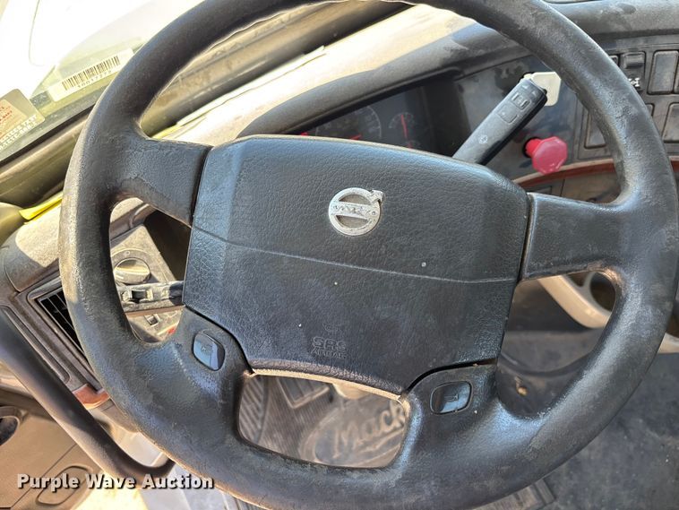 image for item EM5112 2011 Volvo VNL semi truck