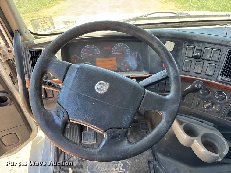 image for item EM5112 2011 Volvo VNL semi truck