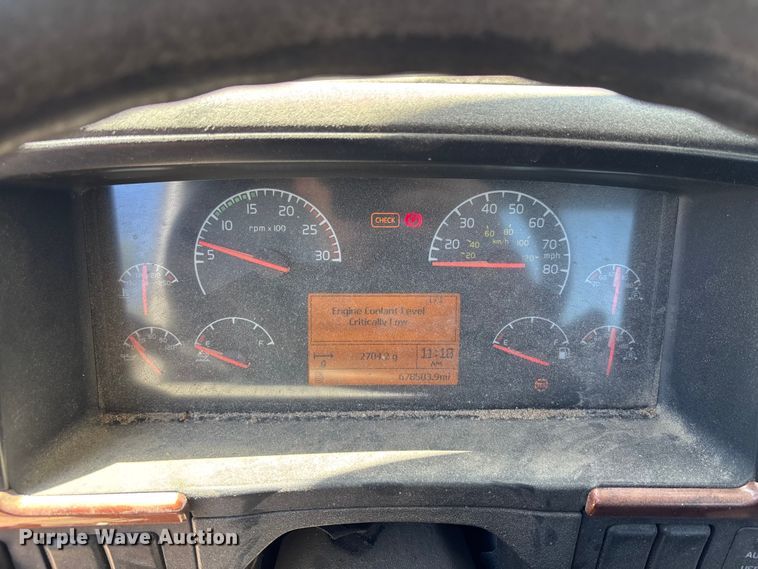image for item EM5112 2011 Volvo VNL semi truck