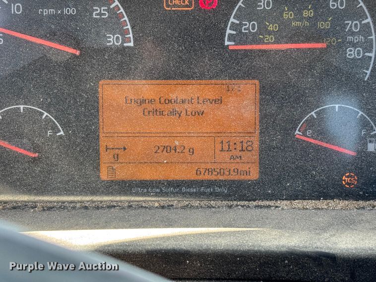 image for item EM5112 2011 Volvo VNL semi truck