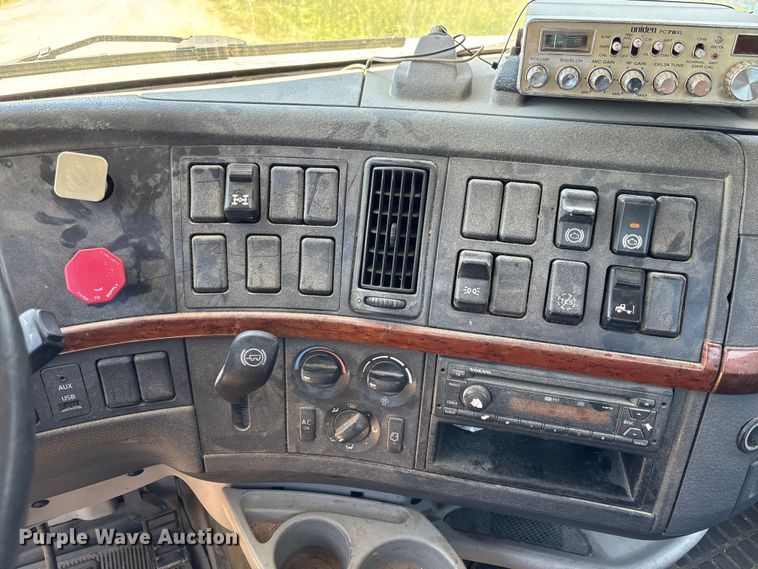 image for item EM5112 2011 Volvo VNL semi truck