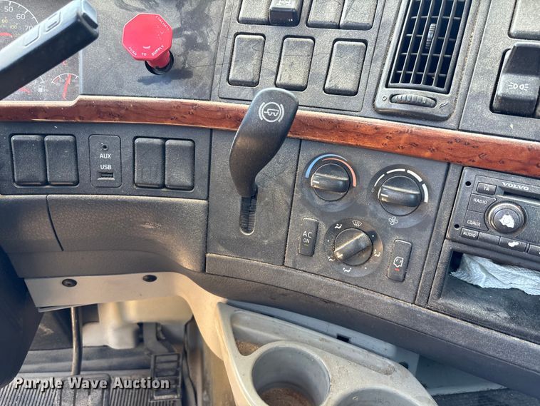 image for item EM5112 2011 Volvo VNL semi truck
