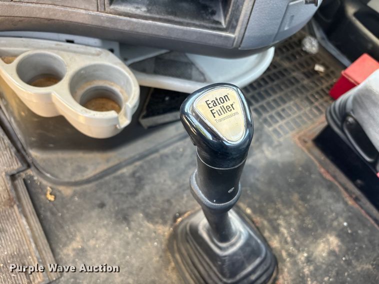 image for item EM5112 2011 Volvo VNL semi truck