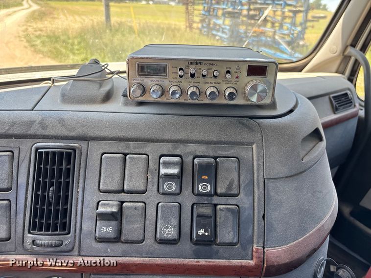 image for item EM5112 2011 Volvo VNL semi truck