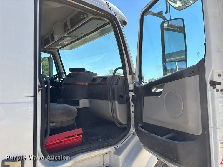 image for item EM5112 2011 Volvo VNL semi truck