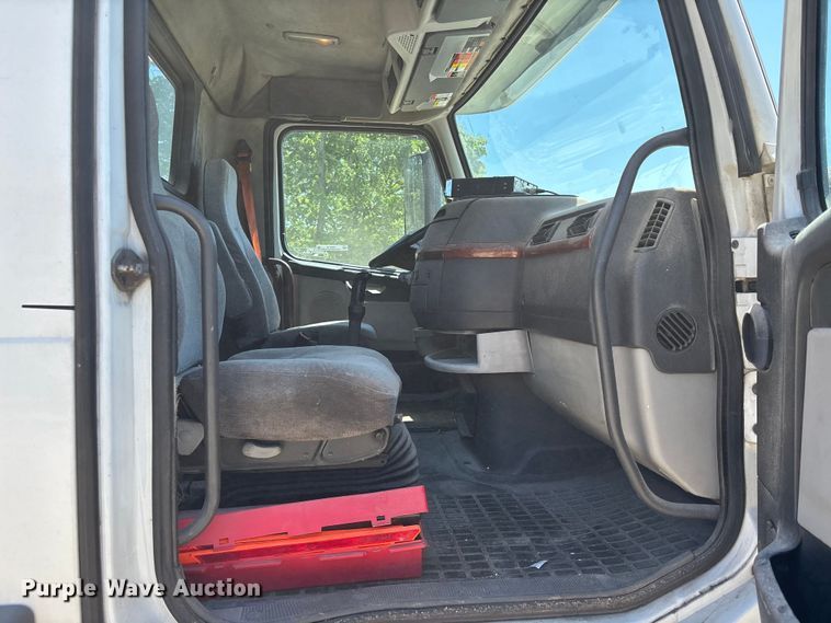 image for item EM5112 2011 Volvo VNL semi truck