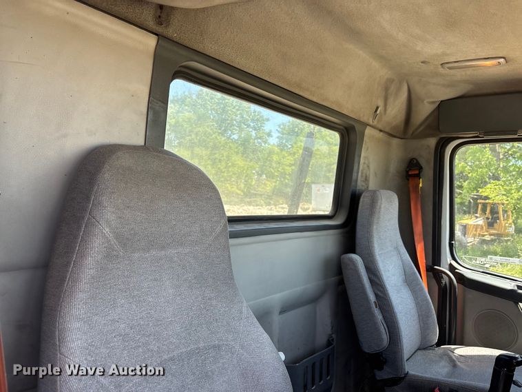 image for item EM5112 2011 Volvo VNL semi truck