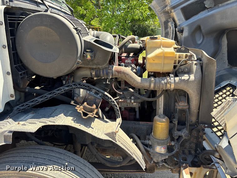 image for item EM5112 2011 Volvo VNL semi truck