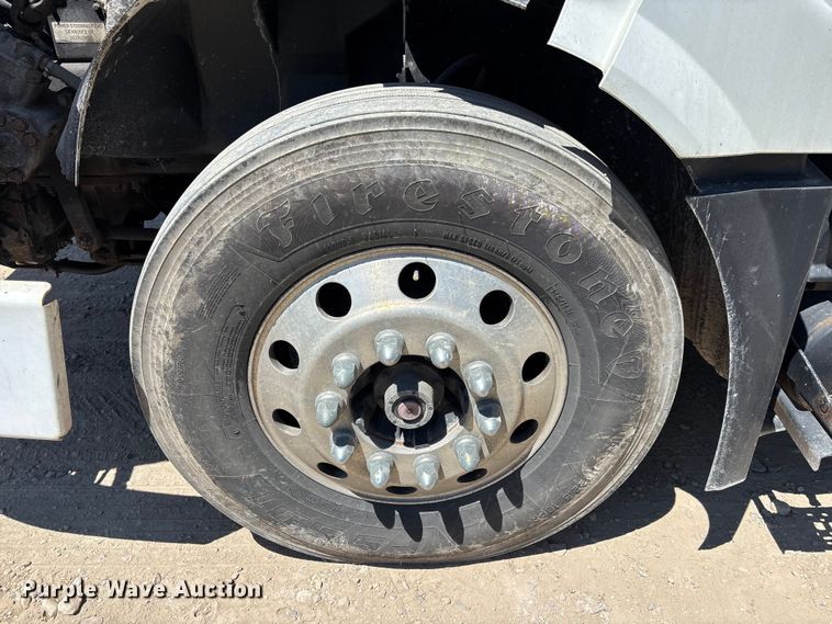 image for item EM5112 2011 Volvo VNL semi truck