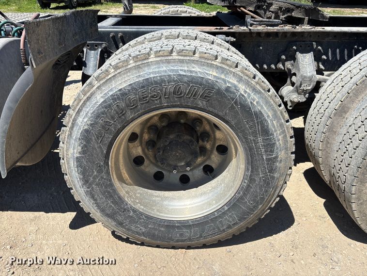 image for item EM5112 2011 Volvo VNL semi truck