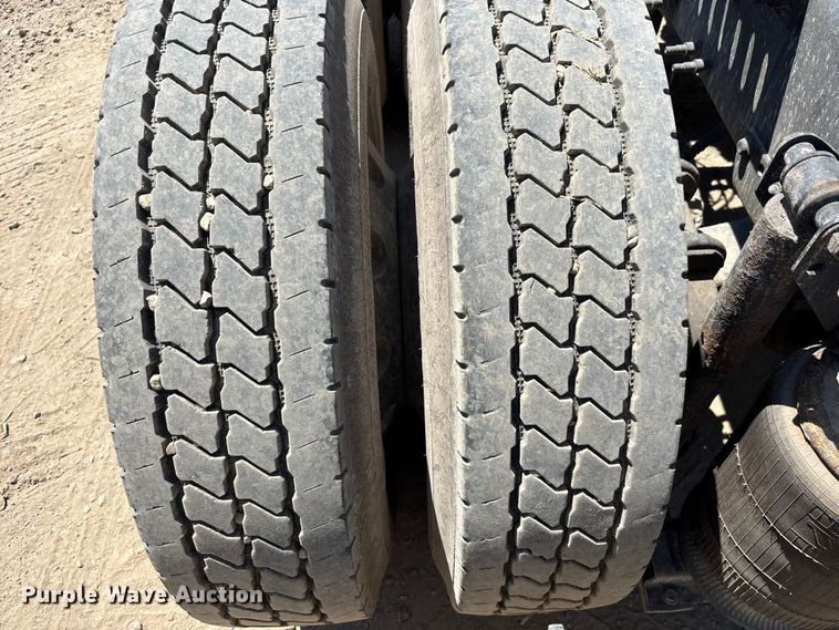 image for item EM5112 2011 Volvo VNL semi truck