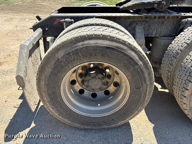 image for item EM5112 2011 Volvo VNL semi truck