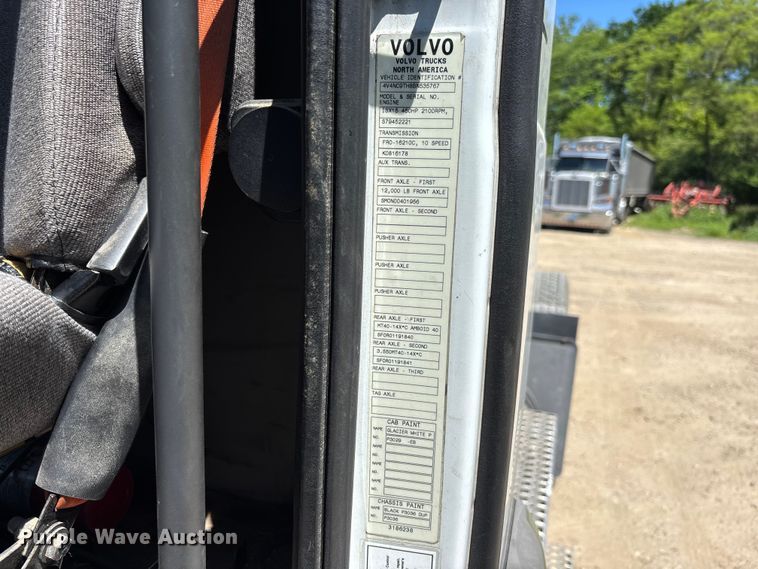 image for item EM5112 2011 Volvo VNL semi truck