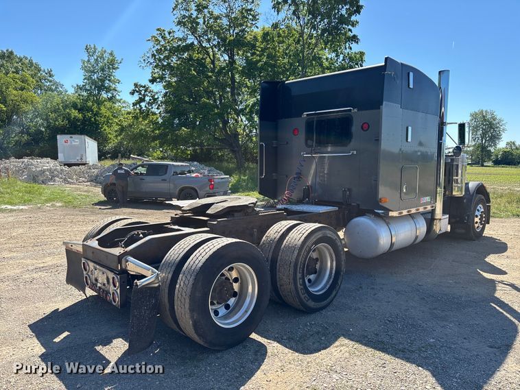 image for item EM5116 2000 Peterbilt 379 semi truck