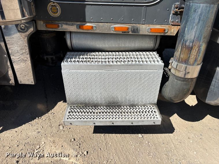 image for item EM5116 2000 Peterbilt 379 semi truck