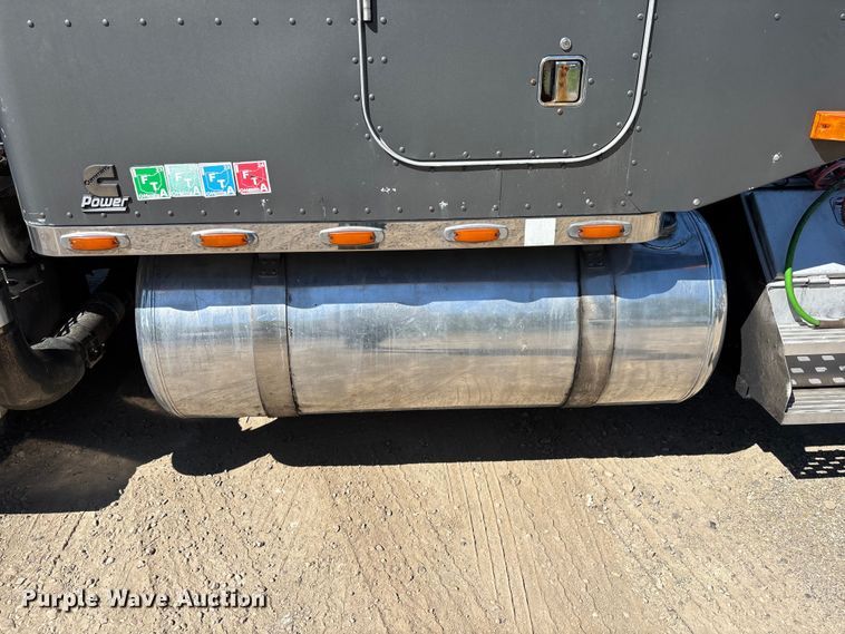 image for item EM5116 2000 Peterbilt 379 semi truck