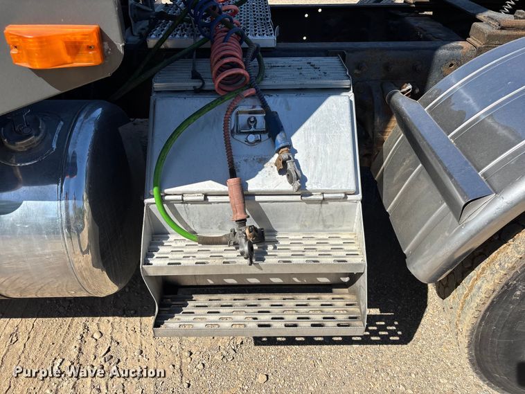 image for item EM5116 2000 Peterbilt 379 semi truck