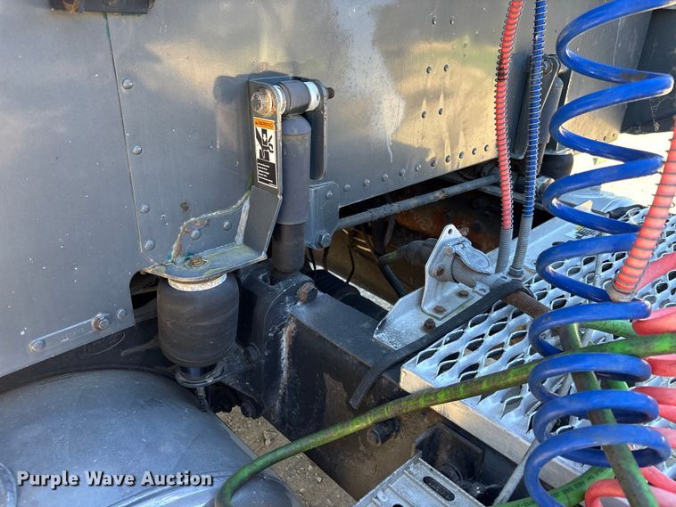 image for item EM5116 2000 Peterbilt 379 semi truck